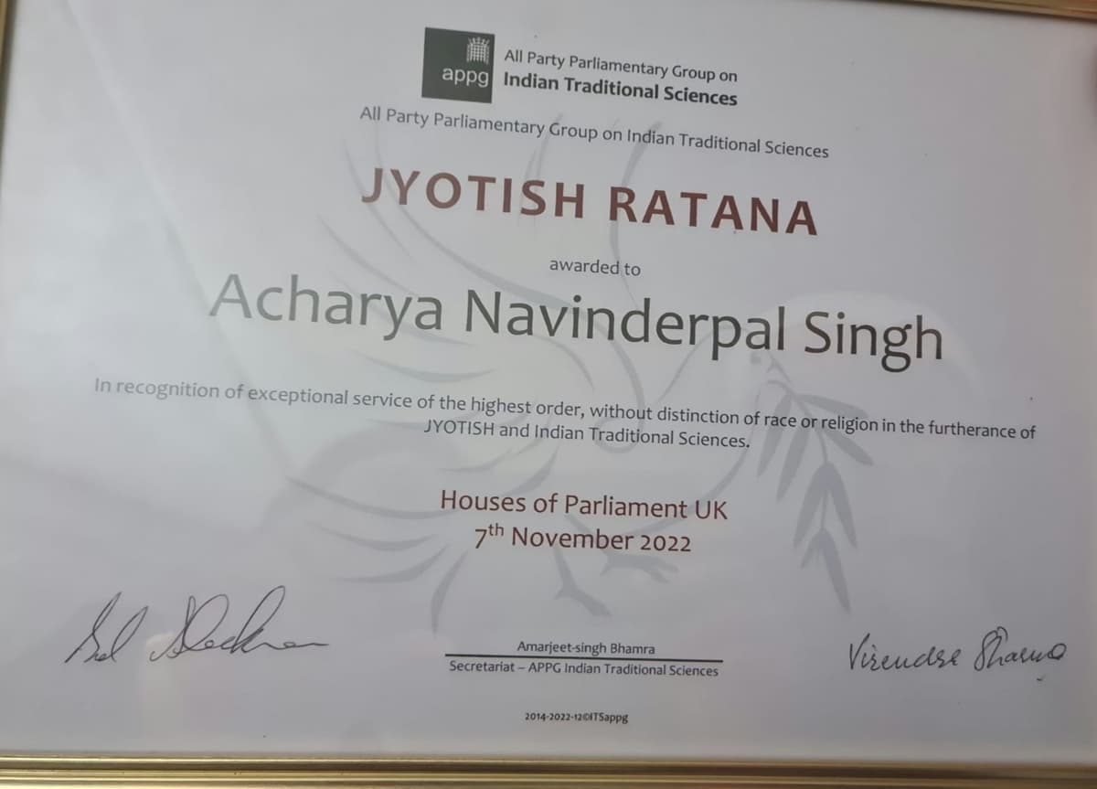 Acharya Navinderpal Singh receiving the Jyotish Ratana award at the Houses of Parliament, UK.